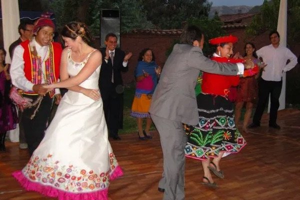 Vestido de novia con motivos andinos en Cusco