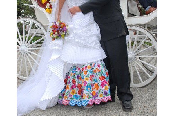 Vestido de novia con motivos andinos en una hacienda